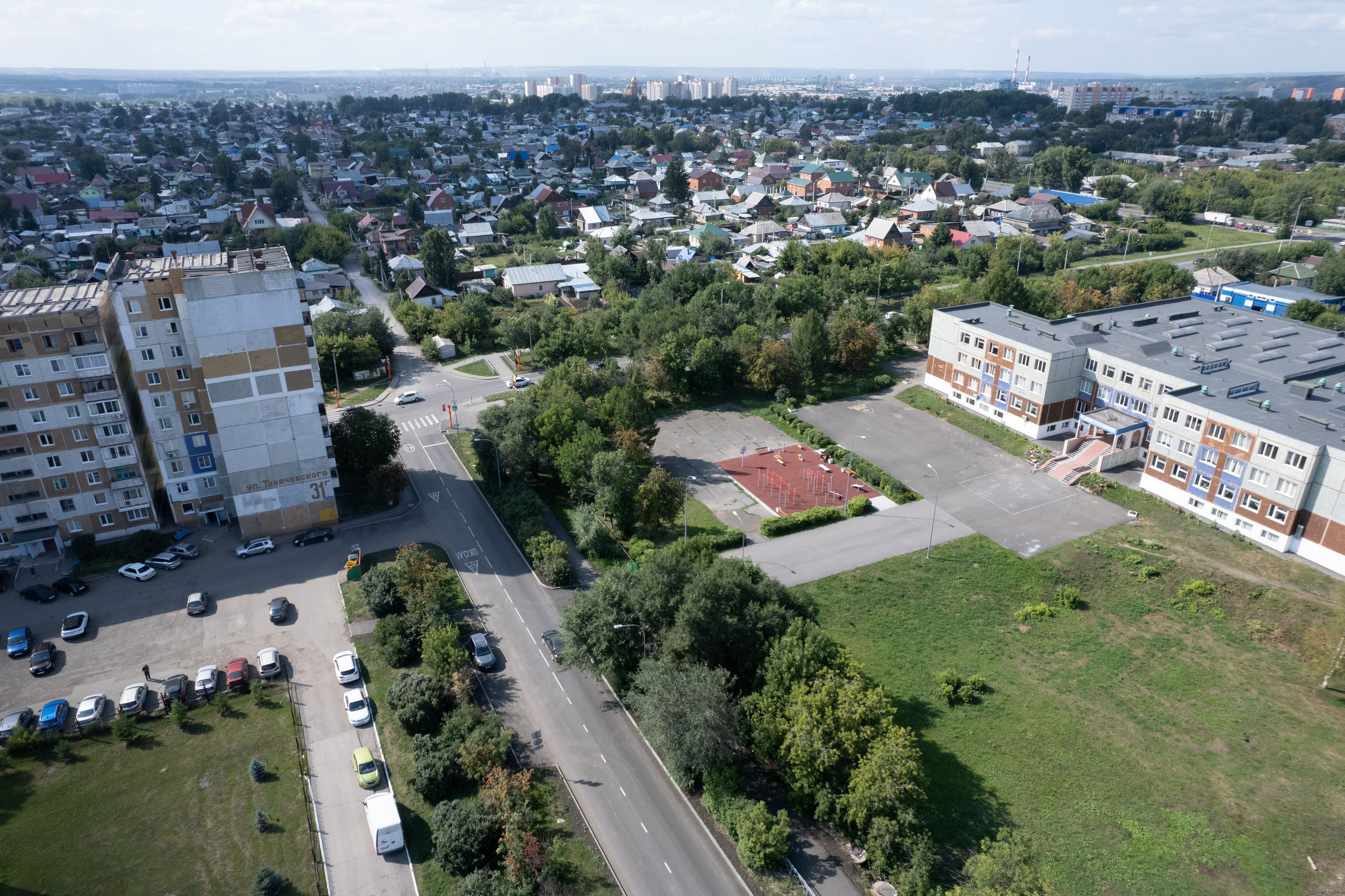 В Кемерове в рамках дорожного нацпроекта ремонтируют дороги к образовательным учреждениям