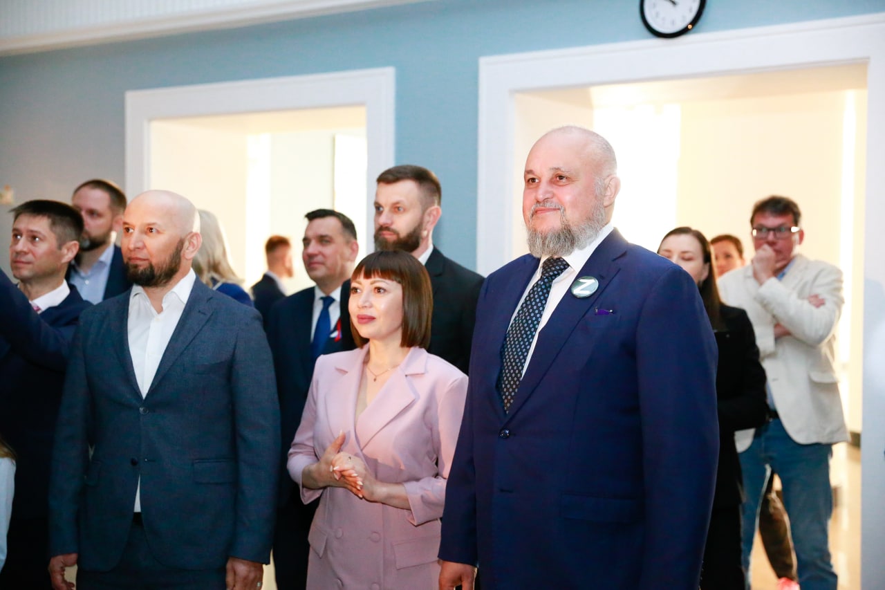 Сергей Цивилев поздравил творческий коллектив театра кукол «Сказ» с новосельем