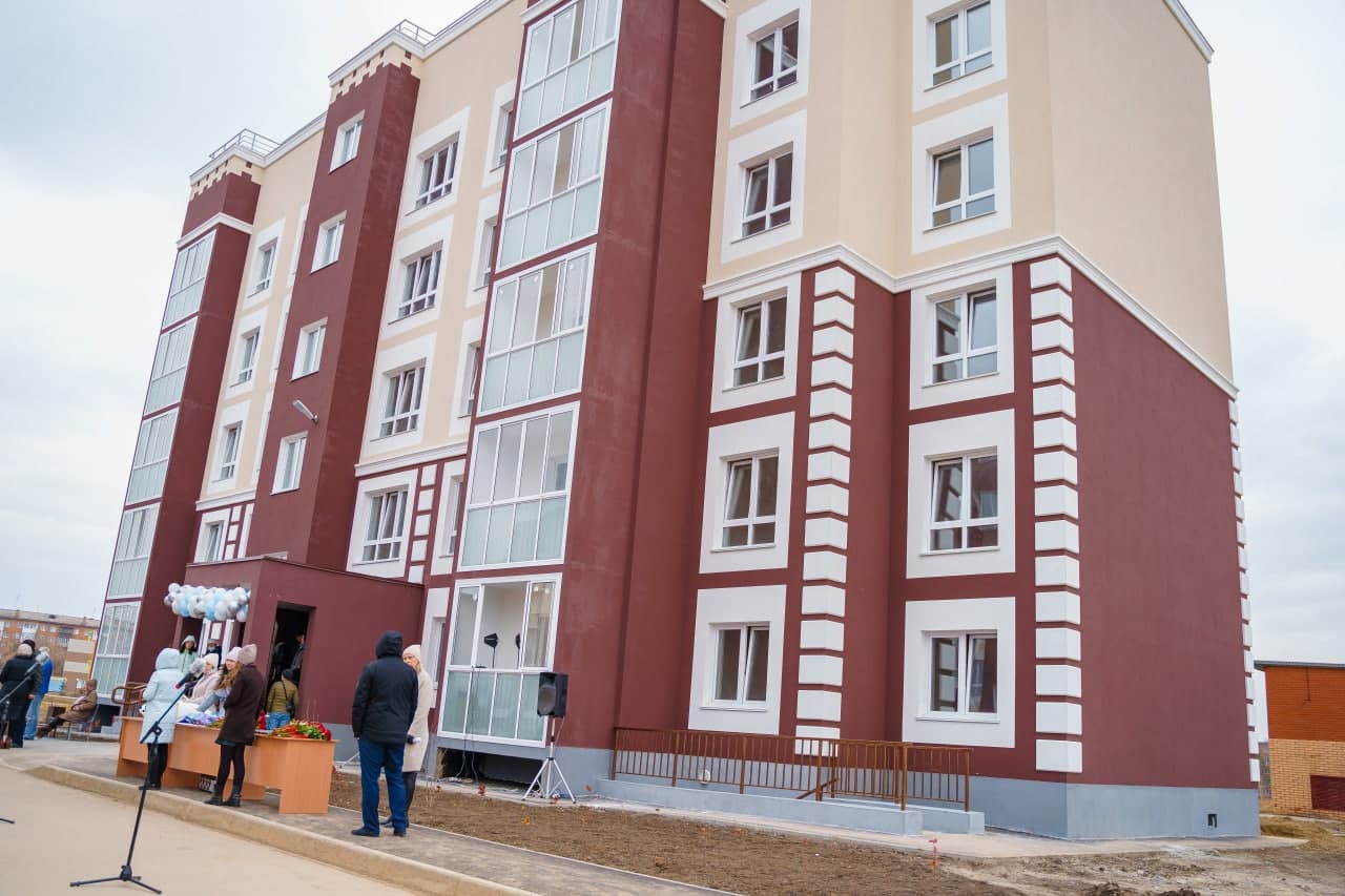 Сразу два многоквартирных дома сданы в Юрге, новоселами стали 95 семей