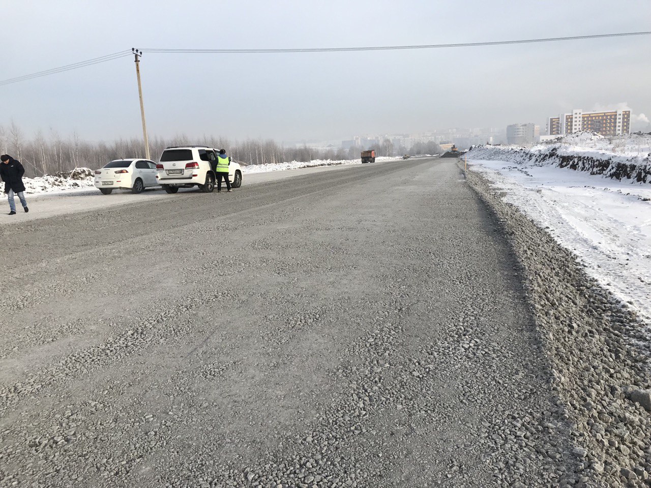 В новом микрорайоне Новокузнецка продолжается строительство дороги применением современных технологий