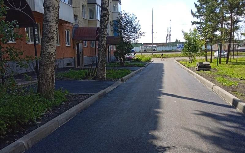 В Мысках завершены работы по благоустройству дворовых территорий, запланированные на 2022 год