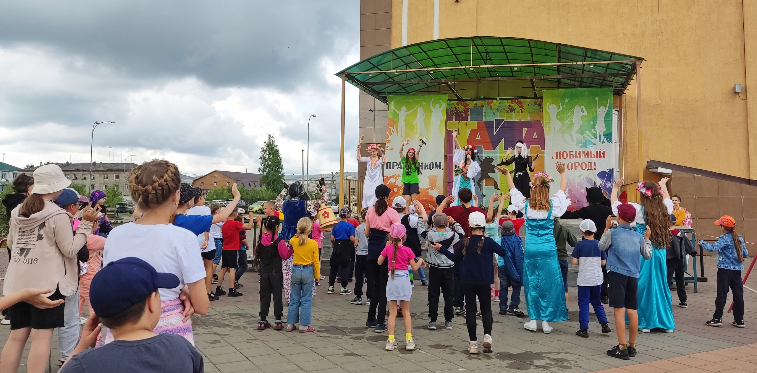 В Тайге на летней площадке Дворца культуры прошёл детский обрядовый праздник «Пока цветёт папоротник»